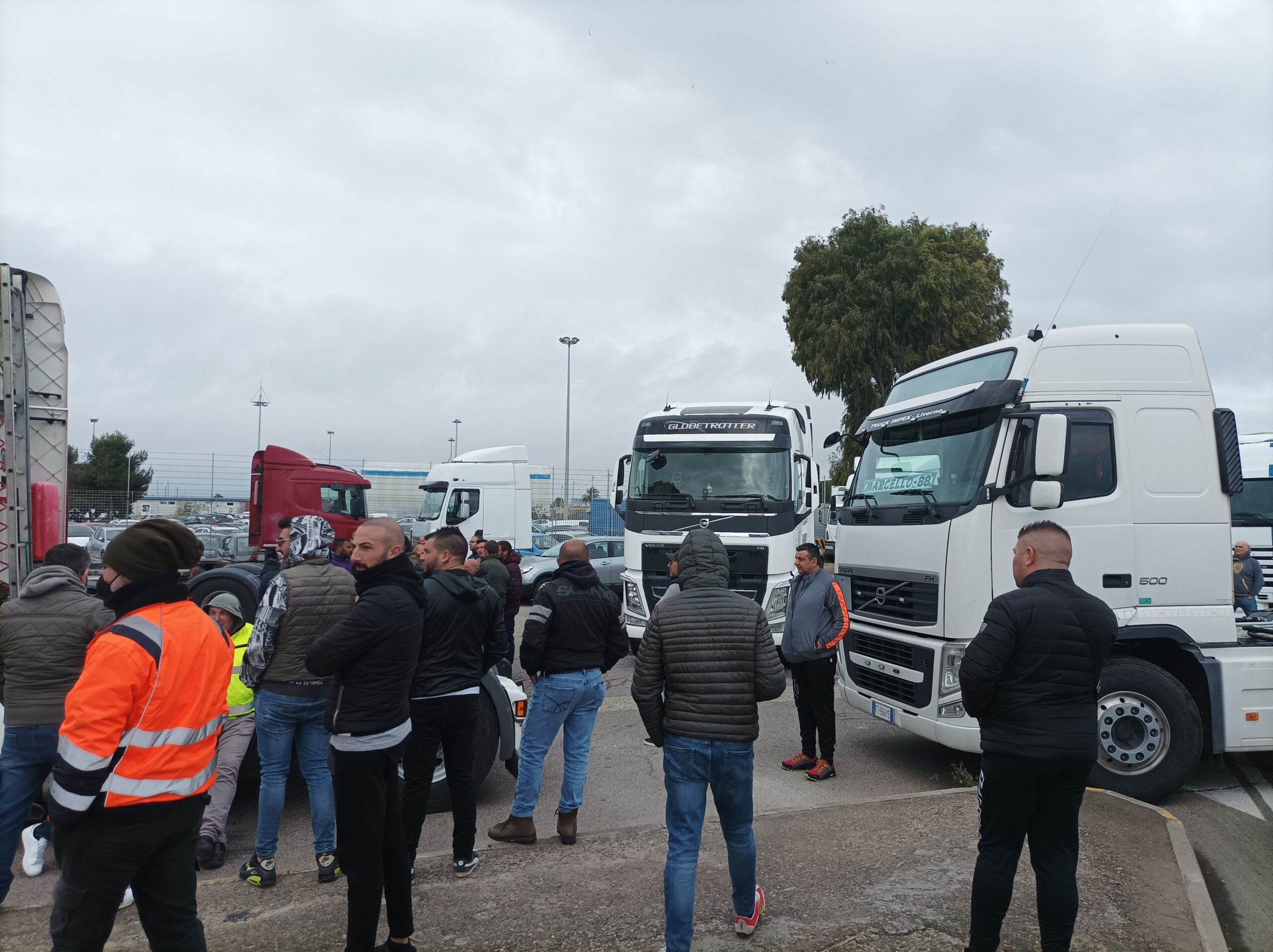 Autotrasporti in trincea, tir schierati all’ingresso di Cagliari: “Ci fermiamo per non morire”