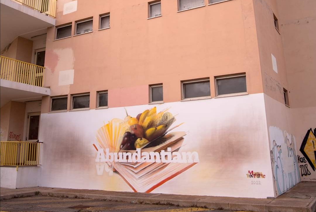 “Ad Abundantiam” è il nuovo murale realizzato nella parete dell’istituto alberghiero “Gramsci” di Monserrato