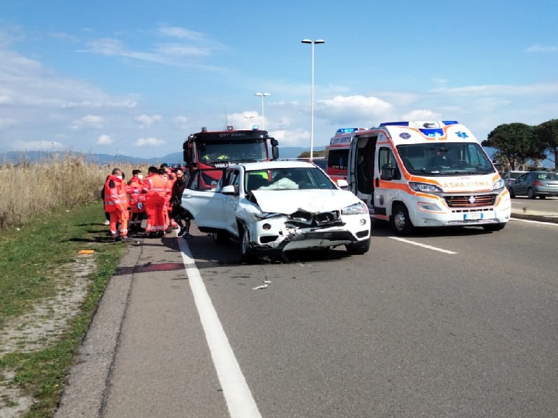 Quartu, pauroso schianto tra due auto nel lungomare: una donna estratta dalle lamiere