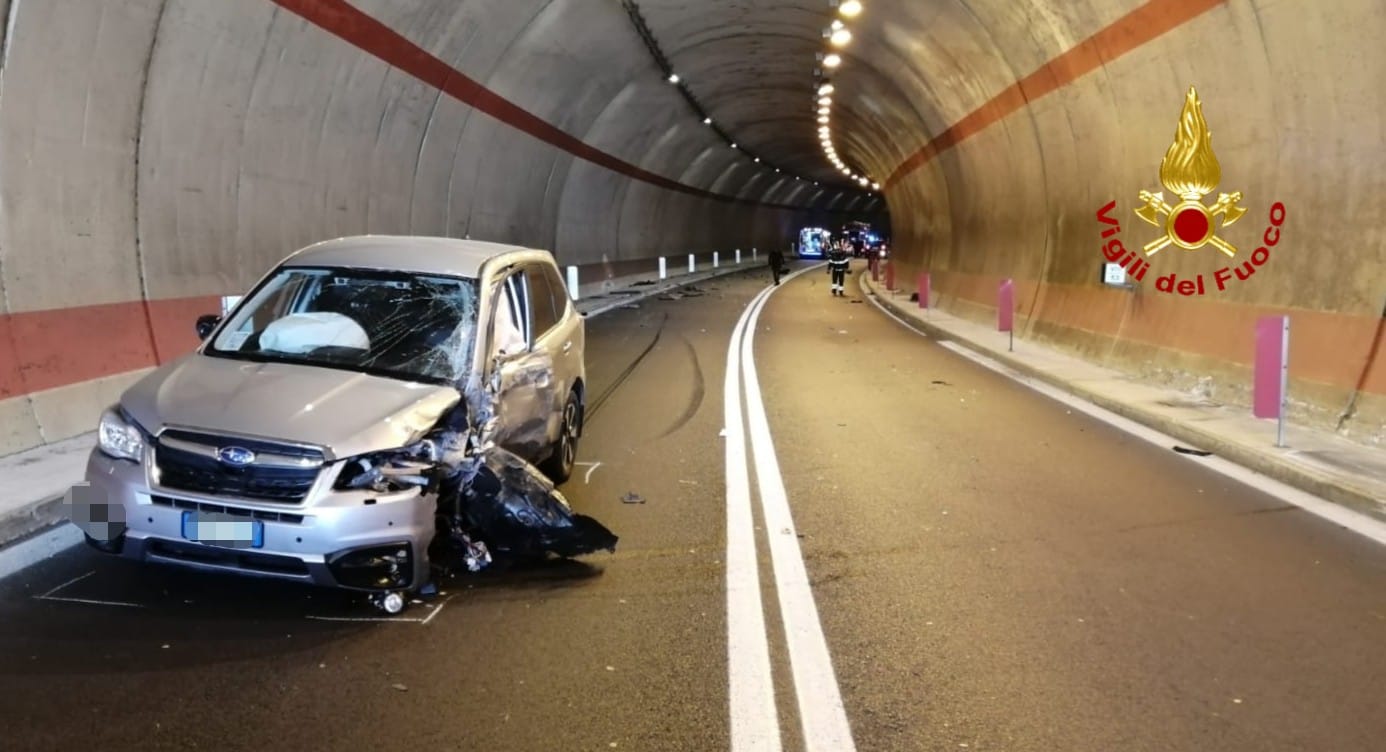 Villaputzu, carambola choc in galleria: scontro frontale, un 40enne gravissimo al Brotzu