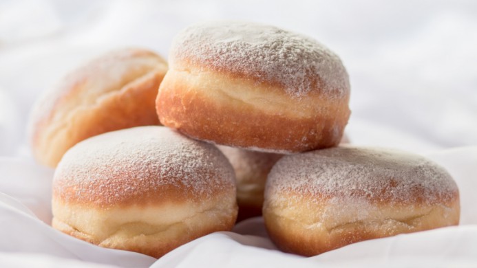 Mangia un bombolone e muore soffocata in pasticceria: la tragica fine di una donna