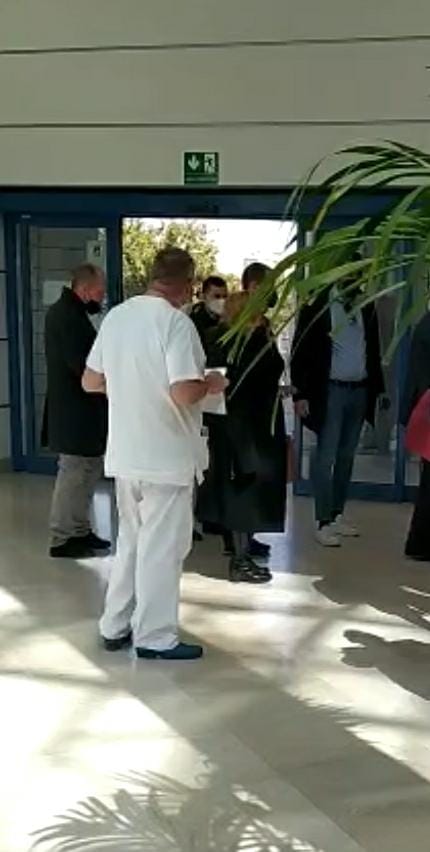 Brotzu, blitz della commissione Sanità: “Posti esauriti in Medicina, situazione disumana: pazienti piazzati persino nei corridoi e nelle sale delle ecografie”