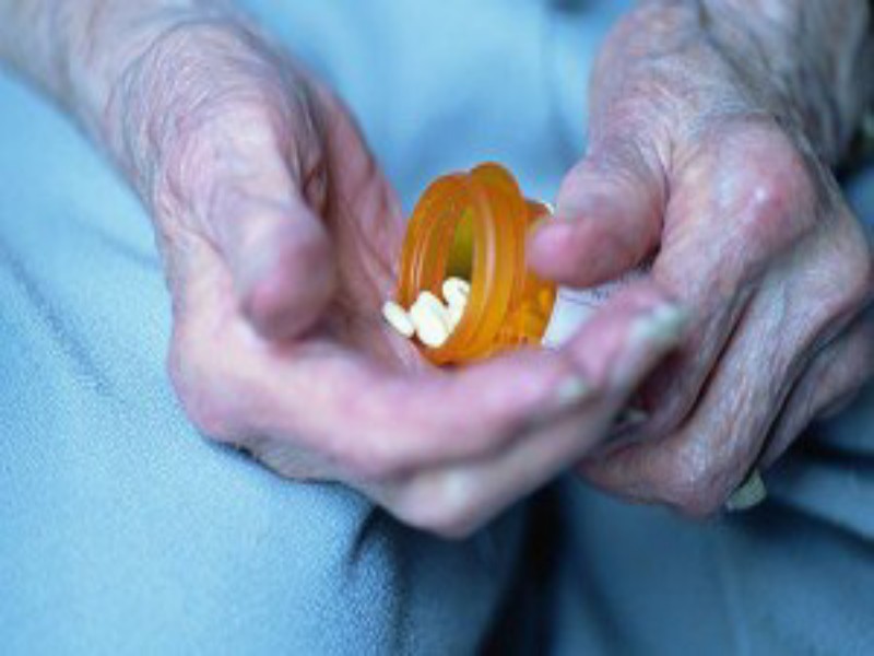 Anziani senza medicine a Cagliari e strozzati dai prezzi folli: “Paghiamo anche i ticket”