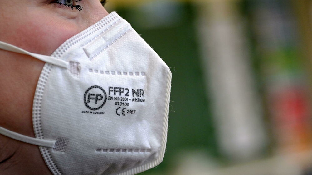 Stop alle quarantene per chi entra in contatto con un positivo: basterà una Ffp2