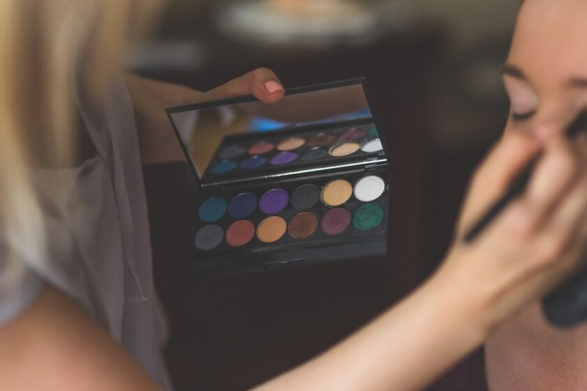 A Quartu corso gratis in sardo per diventare make up artist: l’idea del Comune