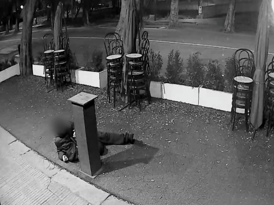 Cagliari, spacca la colonnina elettrica del ristorante: “In viale Trieste siamo abbandonati a noi stessi”