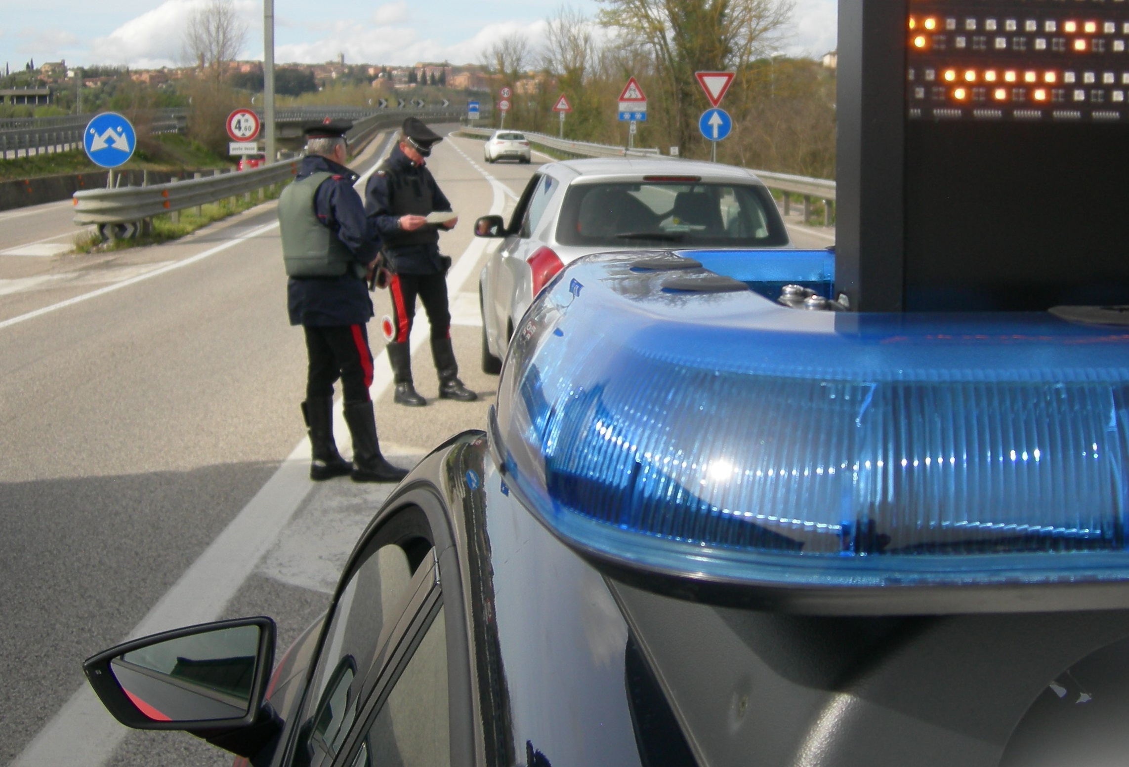Cagliari: alla guida senza patente, senza assicurazione e con l’auto sotto sequestro. Denunciato un nigeriano