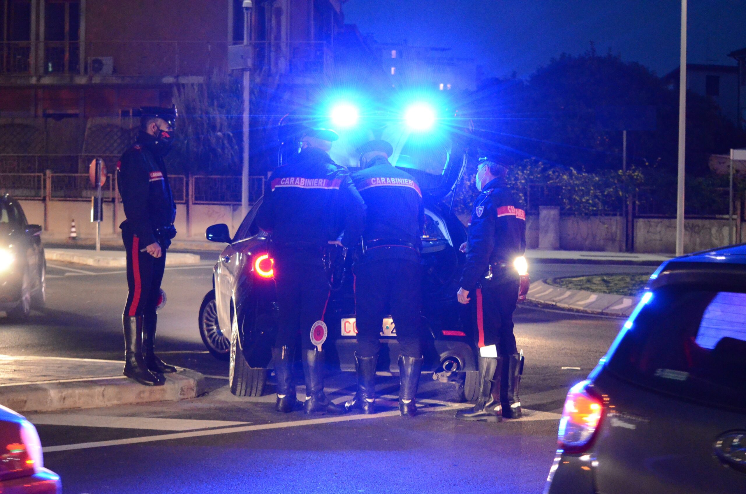 Buca le ruote a 10 auto in sosta: baby vandalo denunciato a Siurgus Donigala