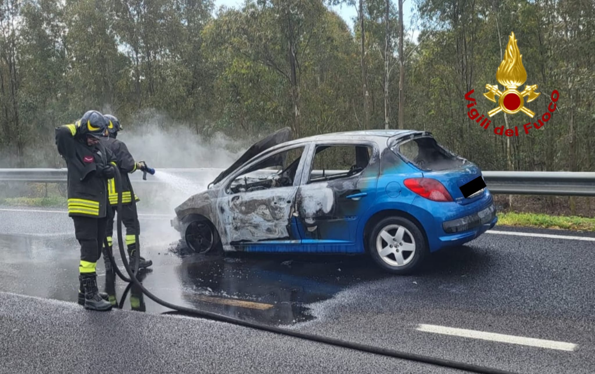 Auto in fiamme sulla Ss 130 a Villaspeciosa, intervento dei vigili del fuoco