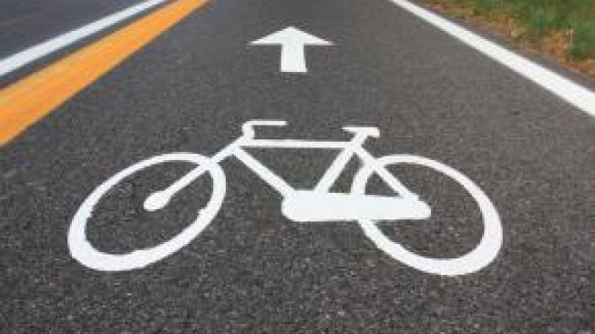 Pericolose per bici e auto, il Comune mette in sicurezza le piste ciclabili a Cagliari: si parte da via Dante