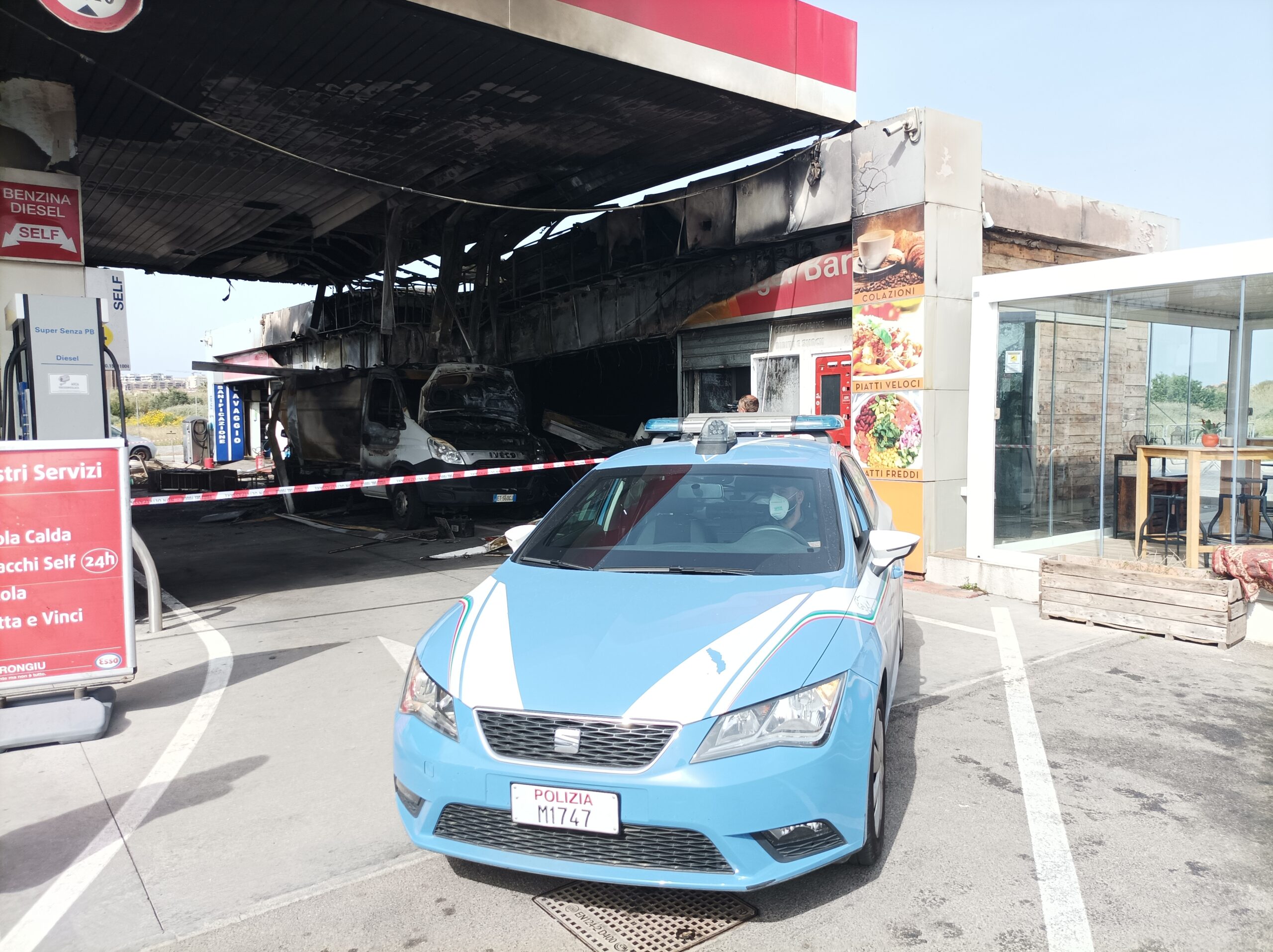 Cagliari, distributore di benzina in cenere: l’inferno di fuoco partito da un camion rubato