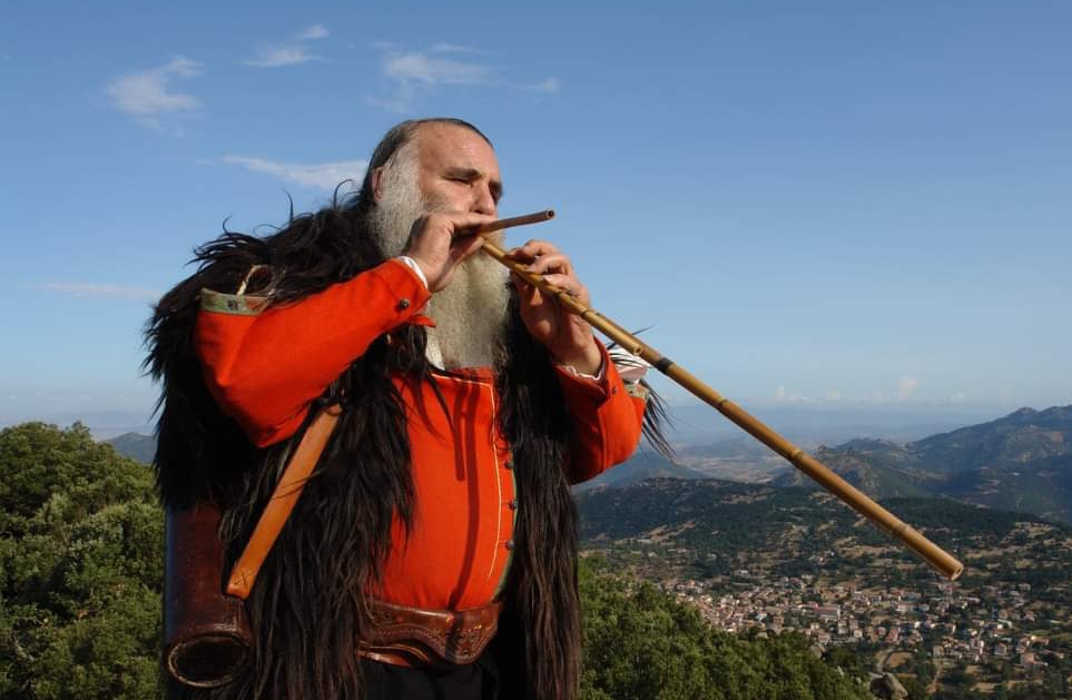 Musica sarda in lutto, è morto l’ultimo maestro delle “bidulas”: addio a Peppe Cuga