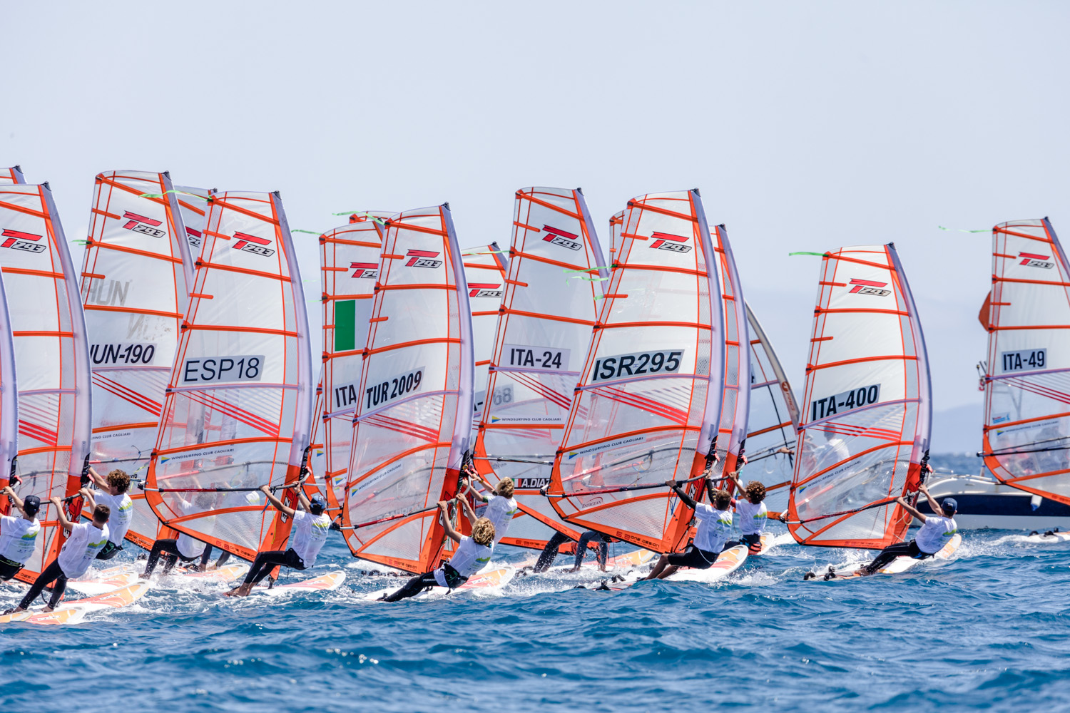 Cagliari, prima giornata e battaglia piena nel Campionato Europeo di windsurf Techno 293