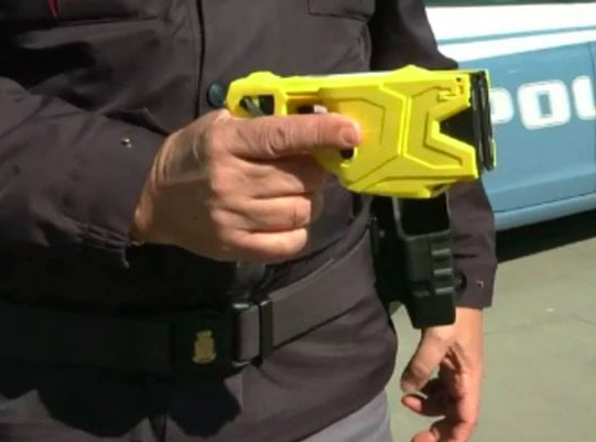 “A Cagliari il taser anche ai vigili urbani”: pressing della Lega su Truzzu