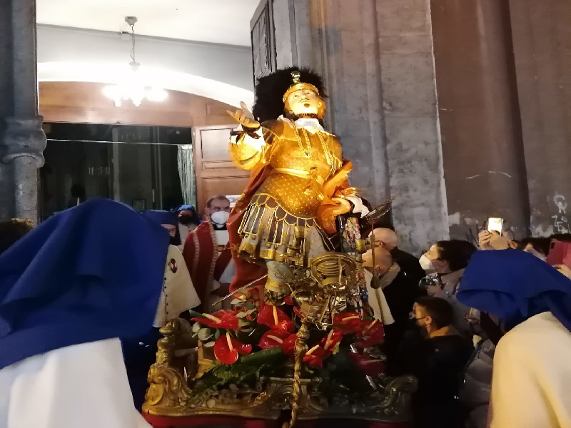 Sant’Efisio risplende anche di notte, a Cagliari migliaia di fedeli nel giro delle sette chiese