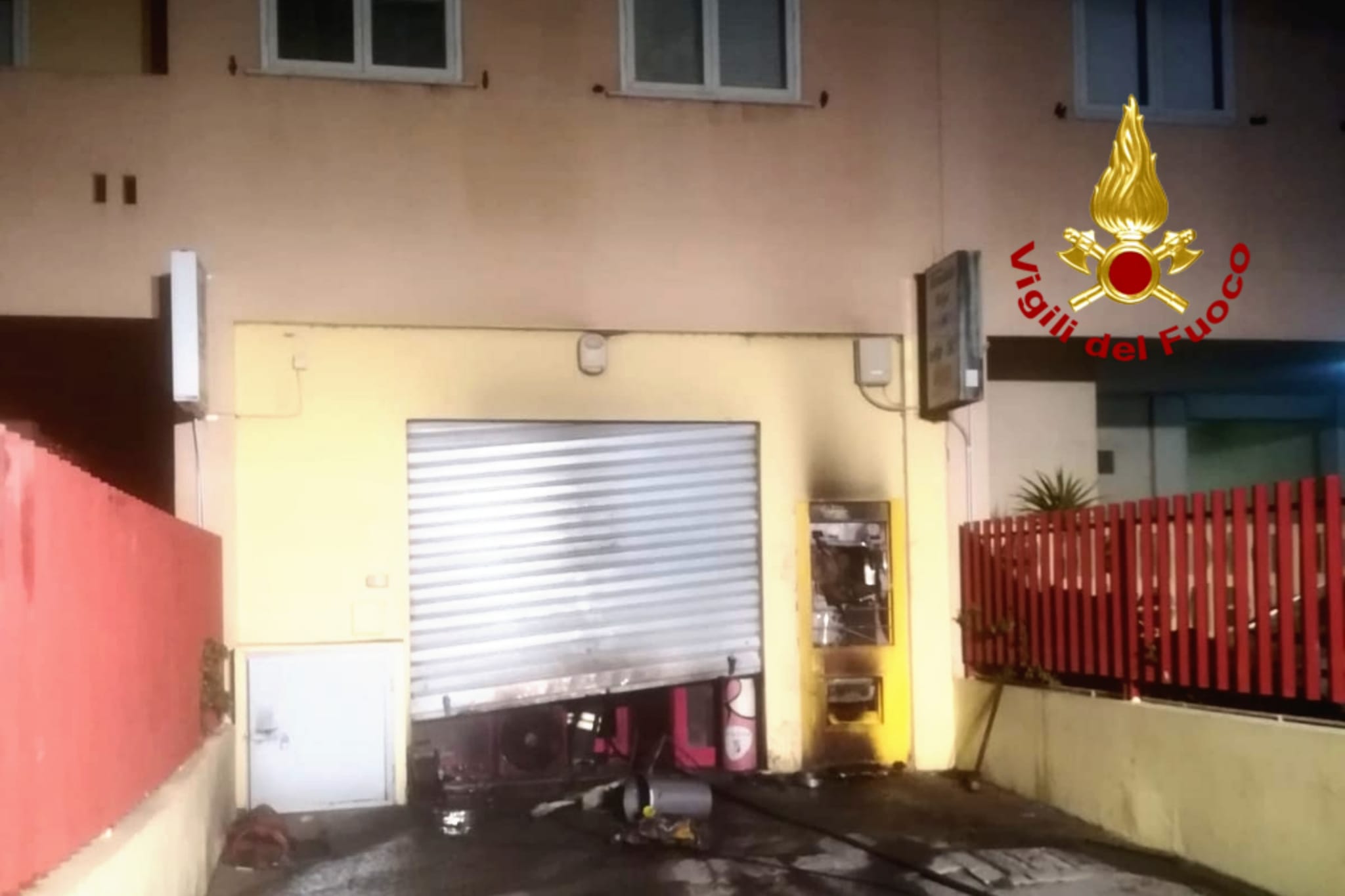 Cagliari, fuoco nella notte a Sant’Elia: in fiamme una rivendita di tabacchi