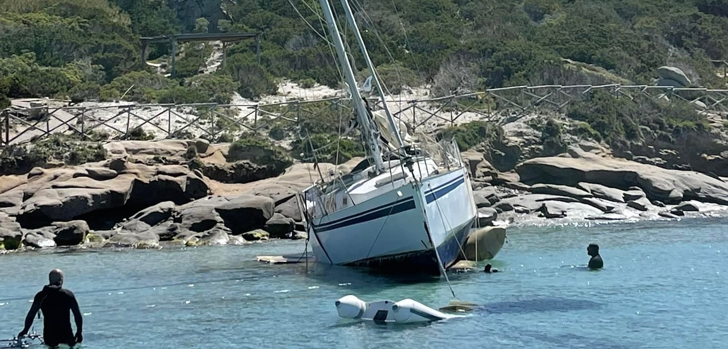 Villasimius, rimossa la barca arenata nella spiaggia di Campulongu