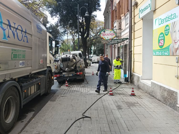 Cagliari, fogna ko in via Dante: “Così da novembre, non posso aprire il negozio”