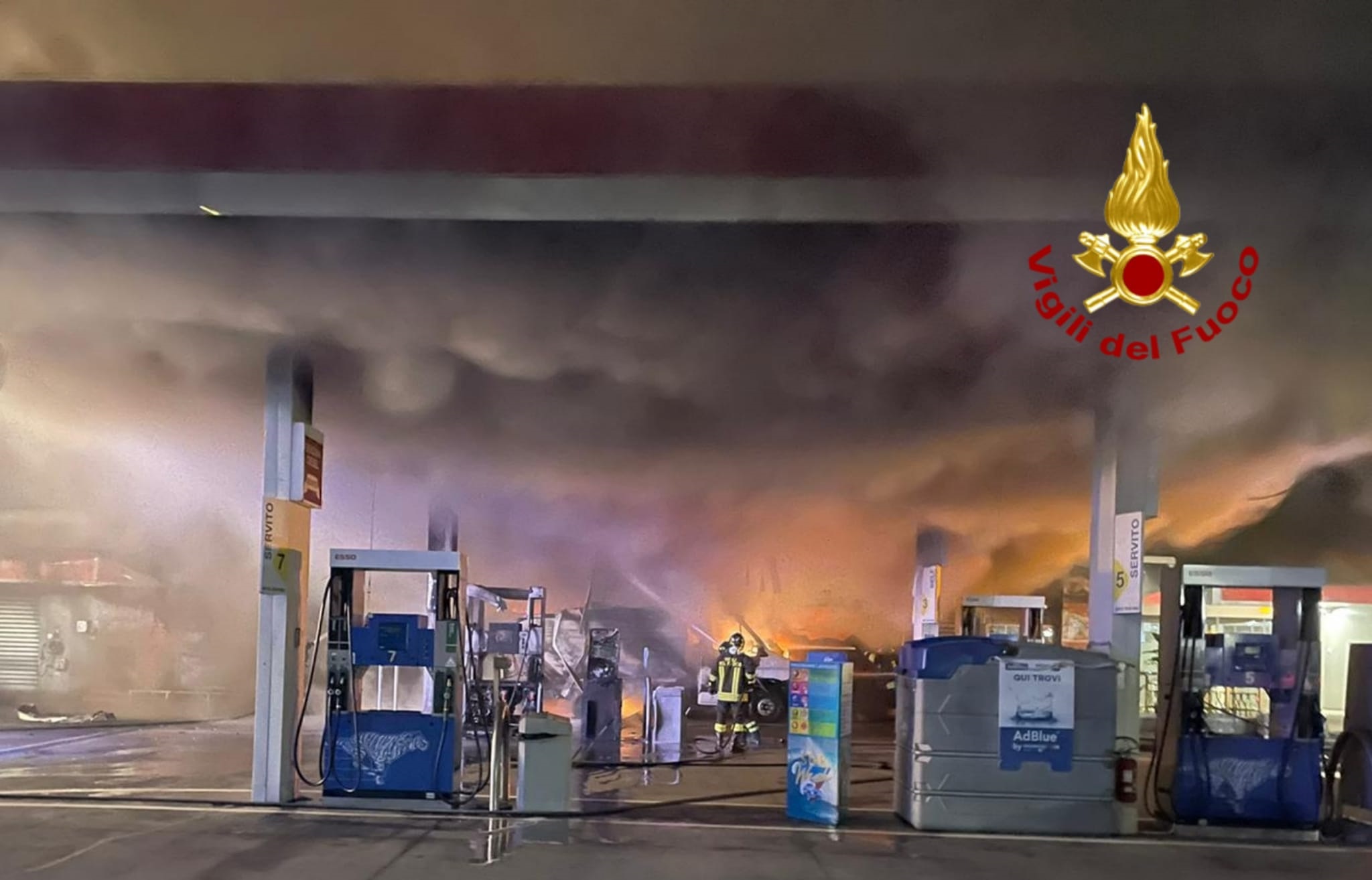 Cagliari, camion di rifiuti in fiamme: il fuoco distrugge un distributore di benzina