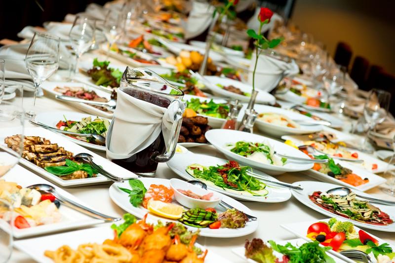 Boom dei prezzi di cibo e carburante, Pasqua salatissima in Sardegna: 5% in più al ristorante