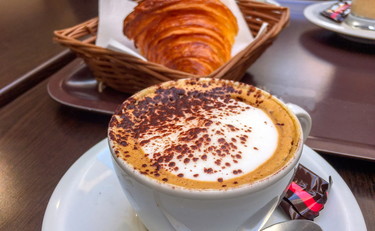 Colazione sempre più cara nei bar di Cagliari, la stangata arriva col cappuccino a 1,30: “Colpa delle bollette”