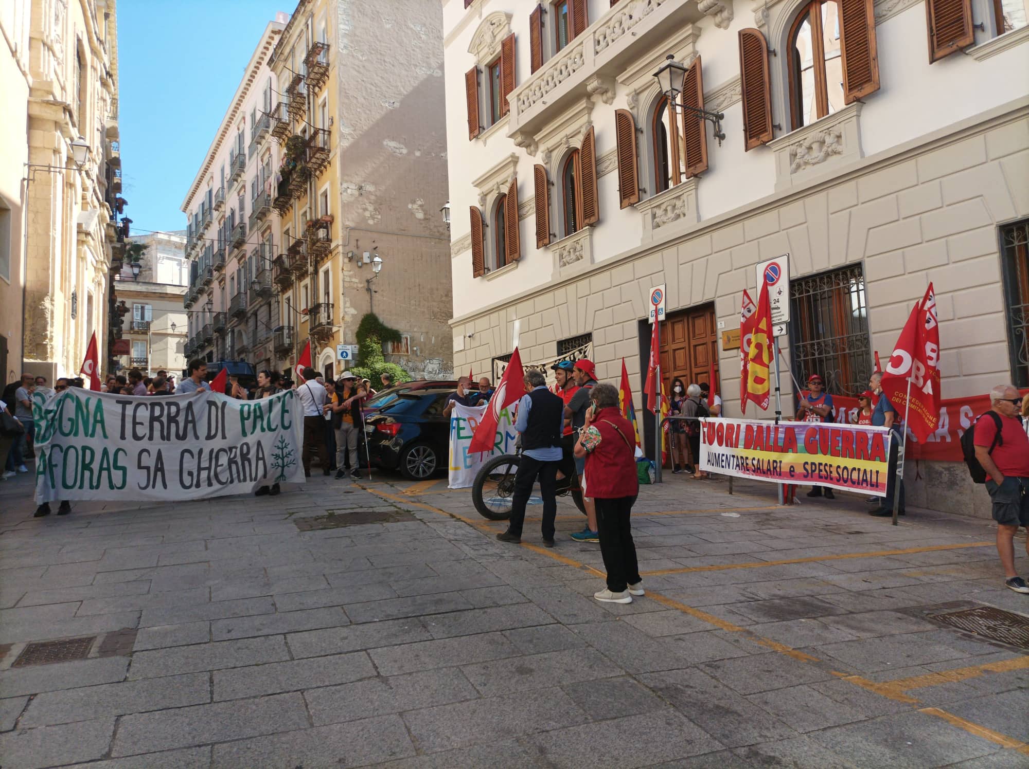 Cagliari, in 200 in corteo: “No ai giochi di guerra in Sardegna, con gas e petrolio paghiamo le armi a Putin”