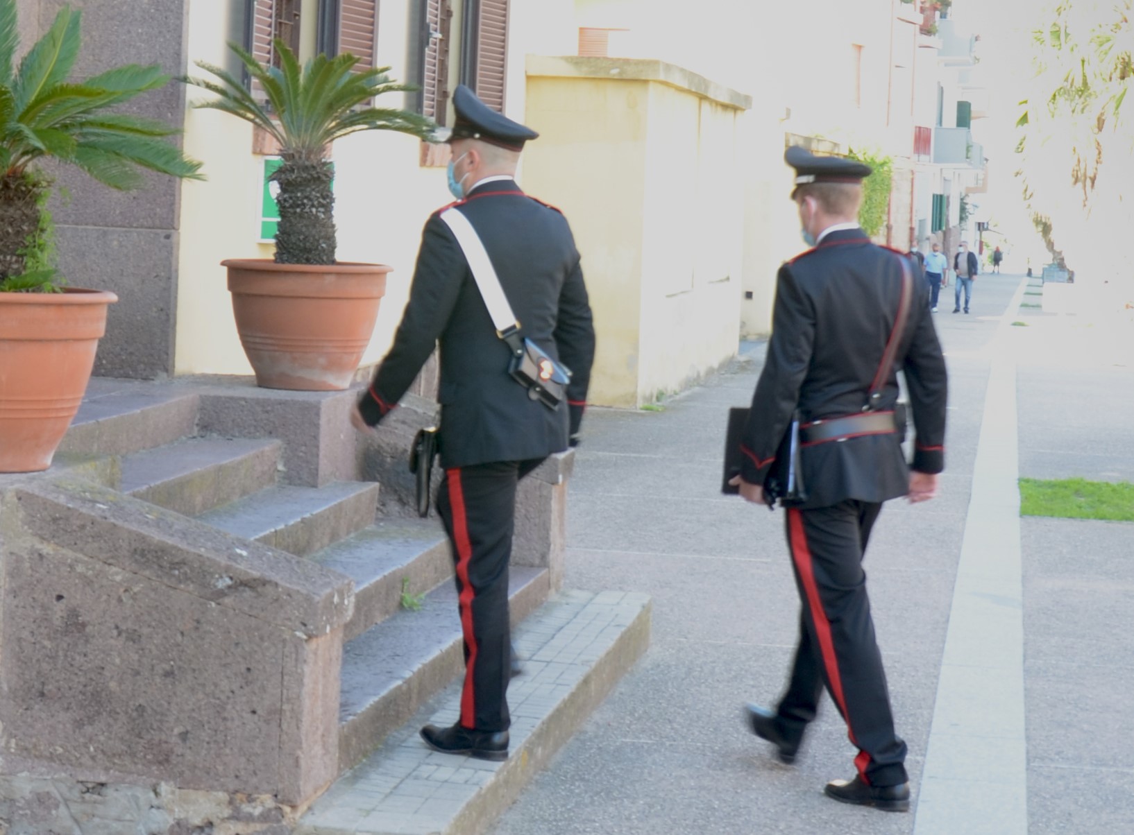 Acquistano due smartphone ma non li ricevono: coppia di truffatori denunciata a Decimomannu