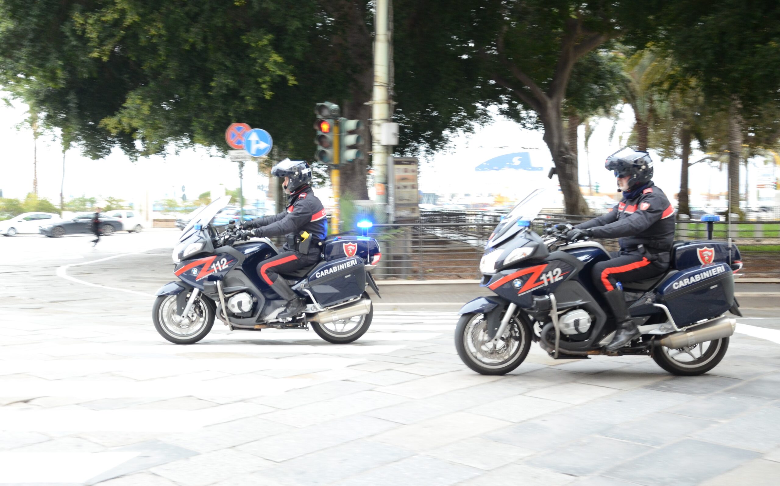Cagliari, viene allontanato da un bar e mostra una pistola: denunciata una guardia giurata