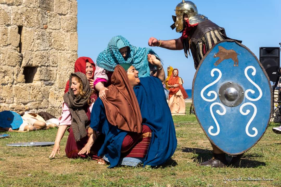 Cittadini e turisti incantati a Nora dal Martirio di Sant’Elisio rappresentato dai Memoriae Milites