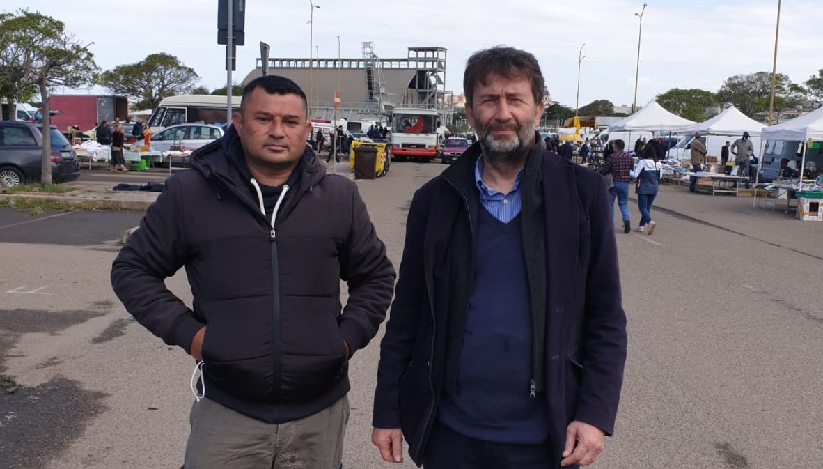 Cagliari, la sorpresa a Sant’Elia: il ministro Franceschini fa shopping al mercatino
