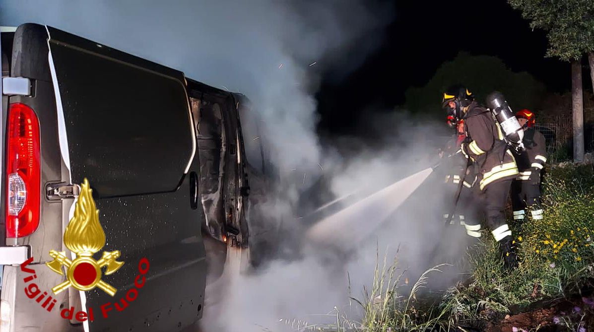 Furgone in fiamme in Sardegna, il guidatore riesce a salvarsi: mezzo distrutto dal fuoco