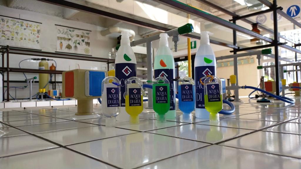 Cagliari, gli studenti chimici realizzano l’Acqua di Giua: “Gel igienizzante profumato da regalare ai bisognosi”