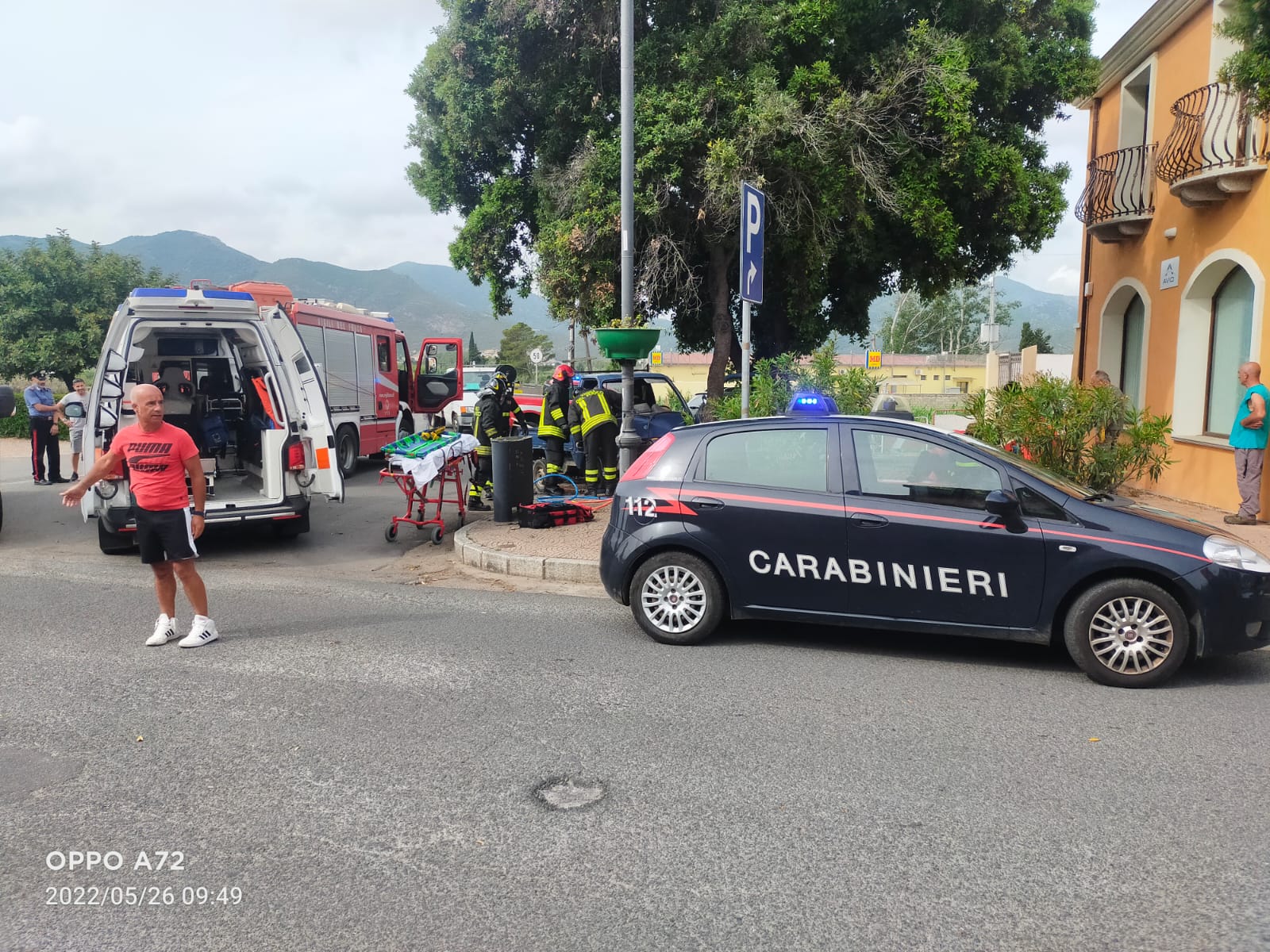 Auto si schianta su un albero a Villaputzu: marito e moglie di 92 e 82 anni in ospedale