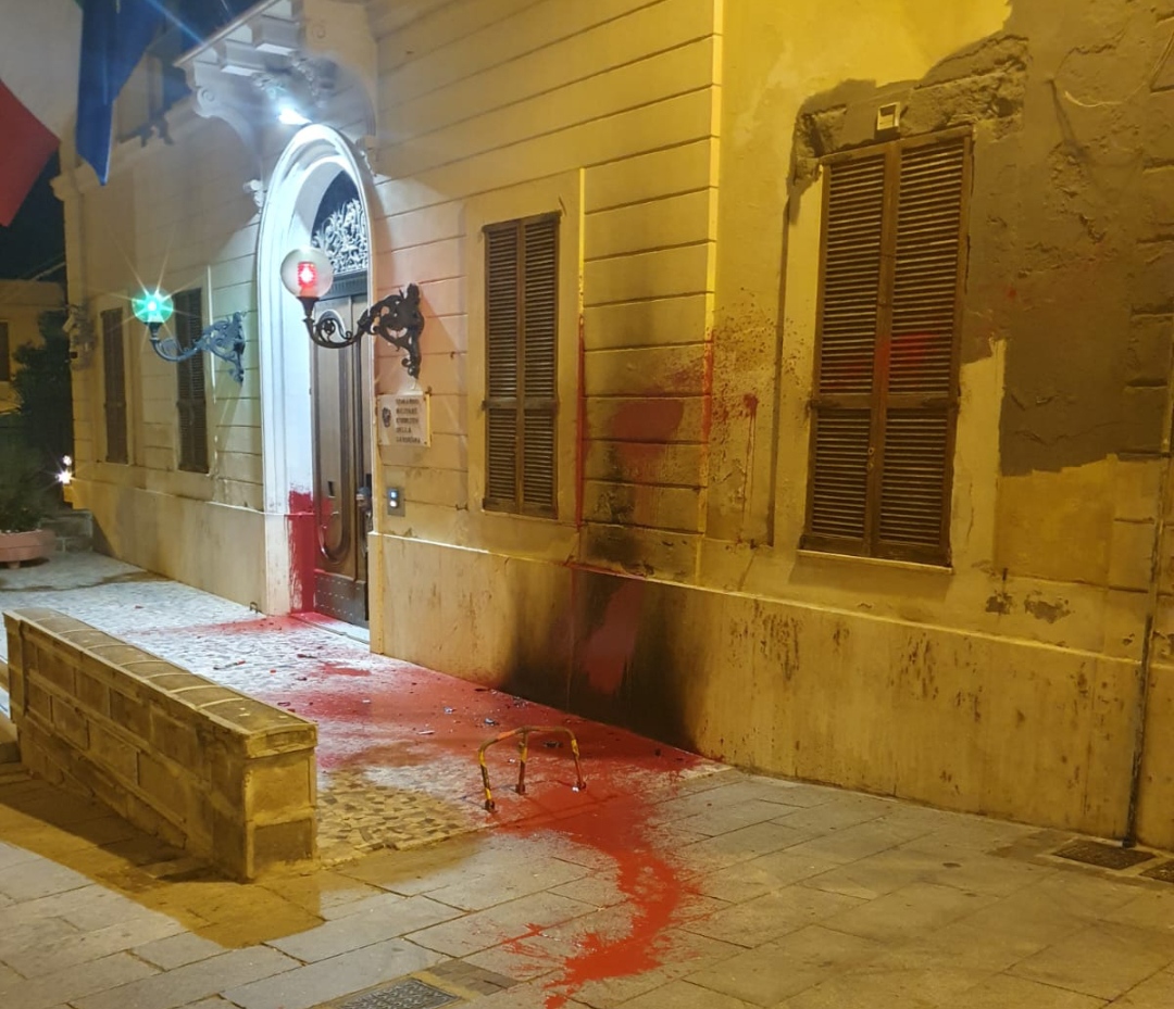 Follia a Cagliari, lanciata una molotov contro il comando dell’Esercito in via Torino – VIDEO