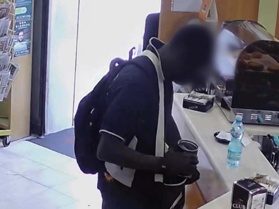 Cagliari, ordina una spremuta e ruba le mance: “Erano i soldi per i miei baristi”