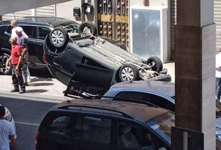 Cagliari, schianto in viale Monastir: un’auto con dentro un giovane si ribalta