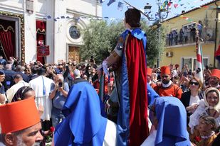 Sant’Efisio, il trionfale ingresso a Pula davanti a migliaia di fedeli: il grande abbraccio verso Nora