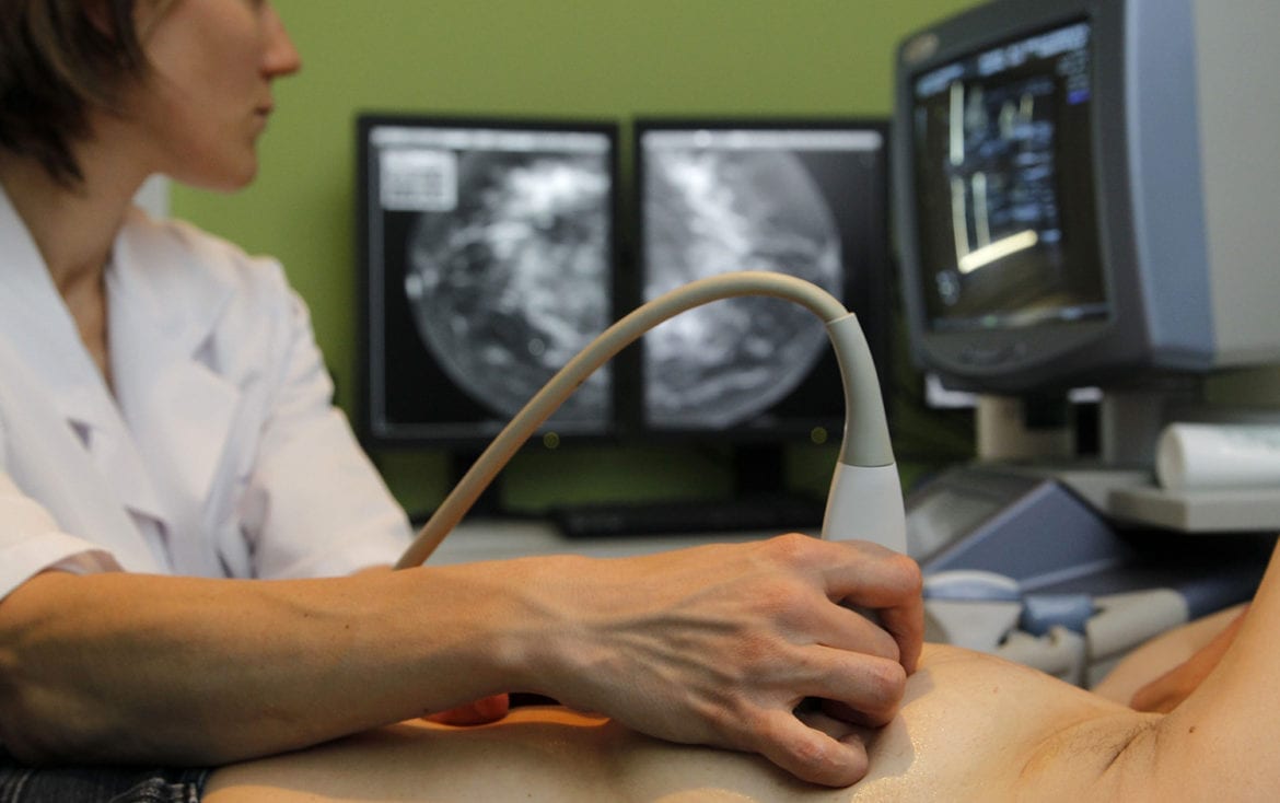 Cagliari, liste d’attesa lunghissime per le visite senologiche: 4 mesi e mezzo per una mammografia al Binaghi