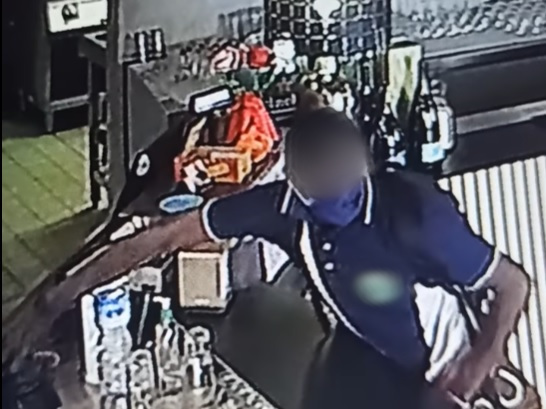 Selargius, ladro solitario ruba una borsetta dal bar Godiva: “Dentro c’erano 750 euro e anche il bancomat”