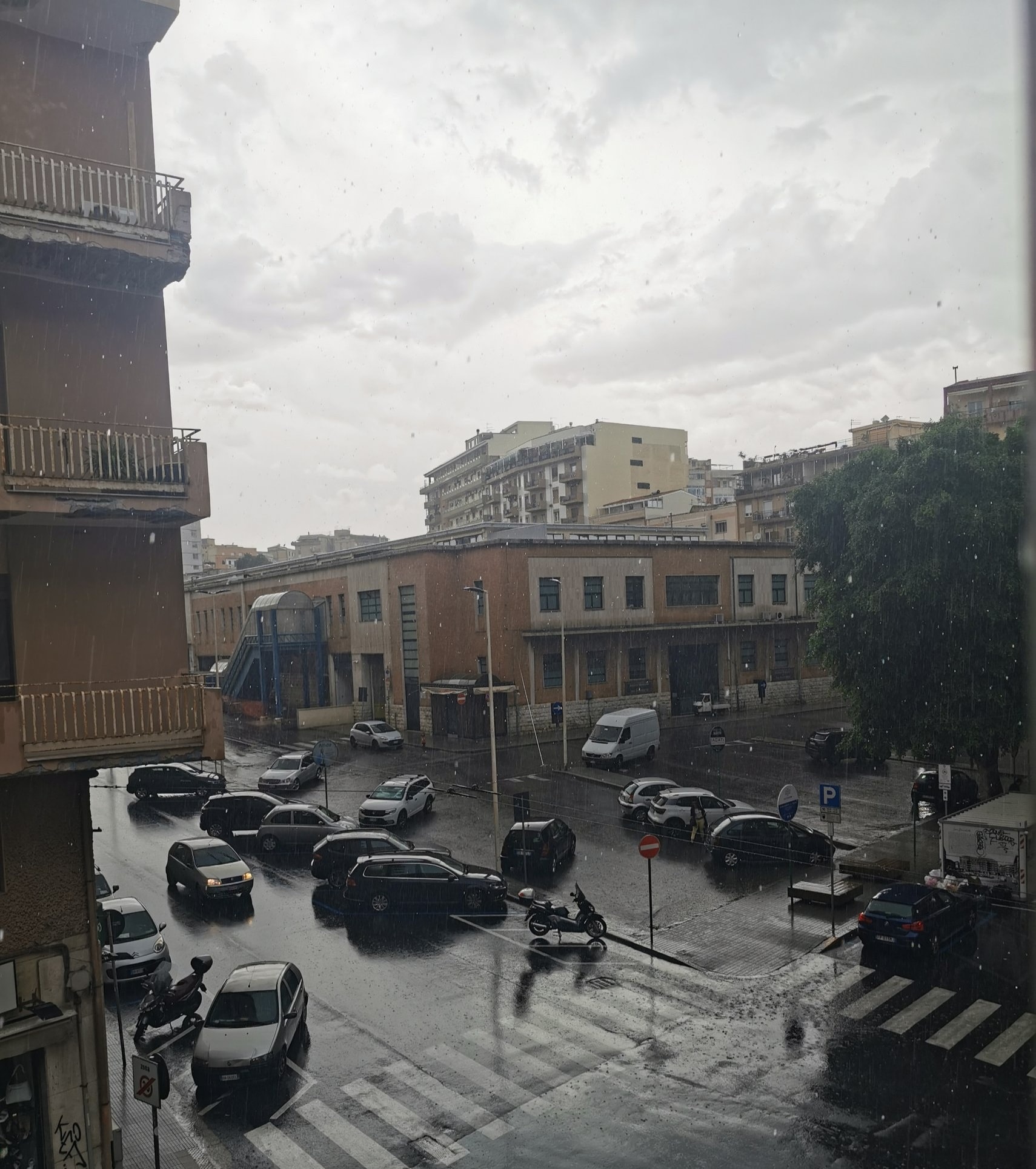 Temporale su Cagliari, bomba d’acqua con grandinata: caduti in pochi minuti 5 mm di acqua a Pirri