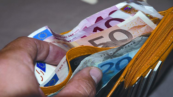 Cagliari, perde un portafoglio con 400 euro: coppia di nigeriani lo trova e lo consegna alla polizia