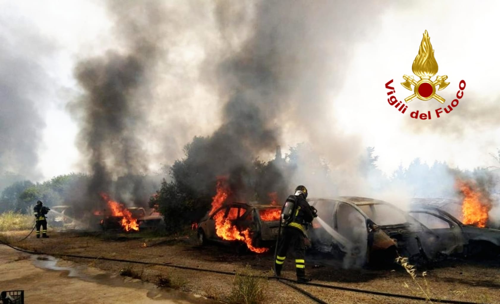 Maxi incendio nelle campagne di Sestu, le fiamme divorano 9 auto e alcune baracche
