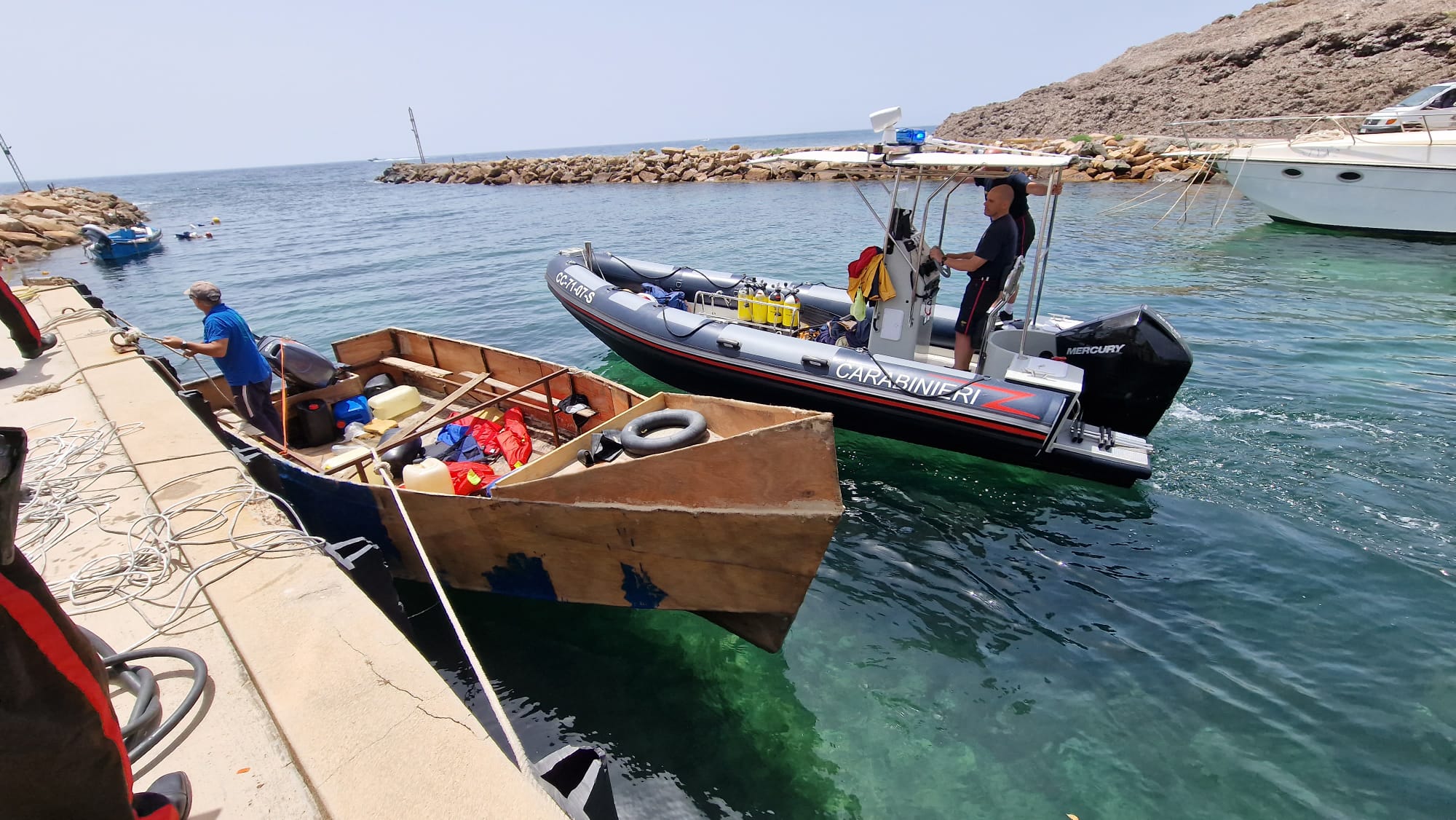 Pula, recuperato il barchino utilizzato per lo sbarco di 16 tunisini