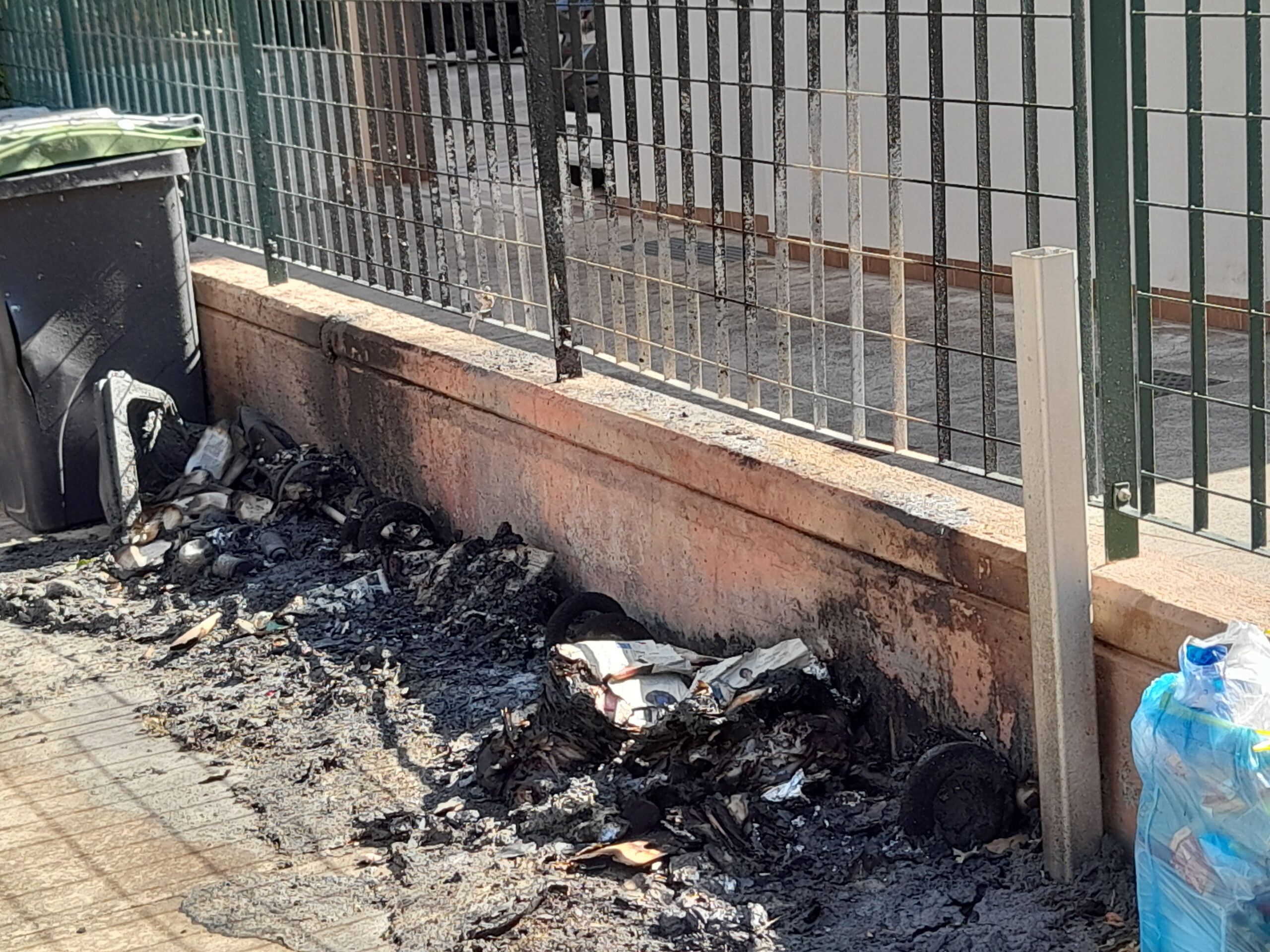 Cagliari, l’odissea dei residenti di Mulinu Becciu: “Mastelli dati alle fiamme e vandali che scorrazzano ovunque”