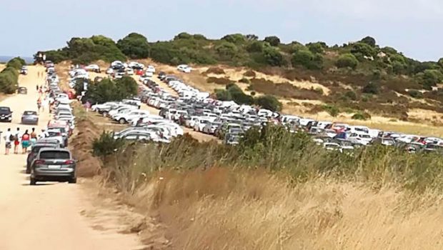 Castiadas, mare salato per i non residenti: 10 euro al giorno per il parcheggio