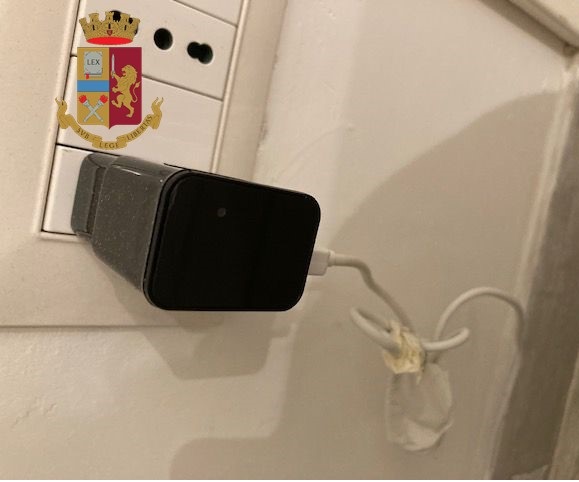 Casa vacanze a luci rosse a Cagliari, microcamere per spiare gli ospiti: una denuncia