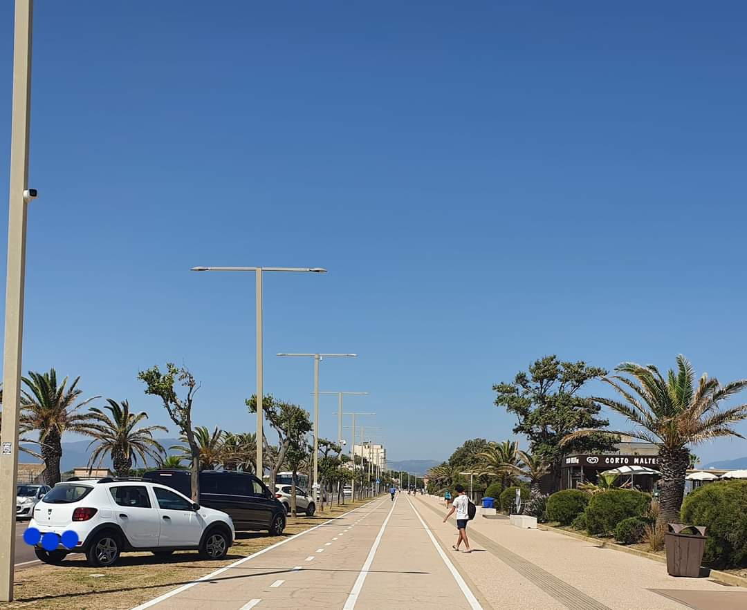 A Cagliari tornano gli automobilisti cafoni: “Ecco il parcheggio selvaggio sul lungomare del Poetto”