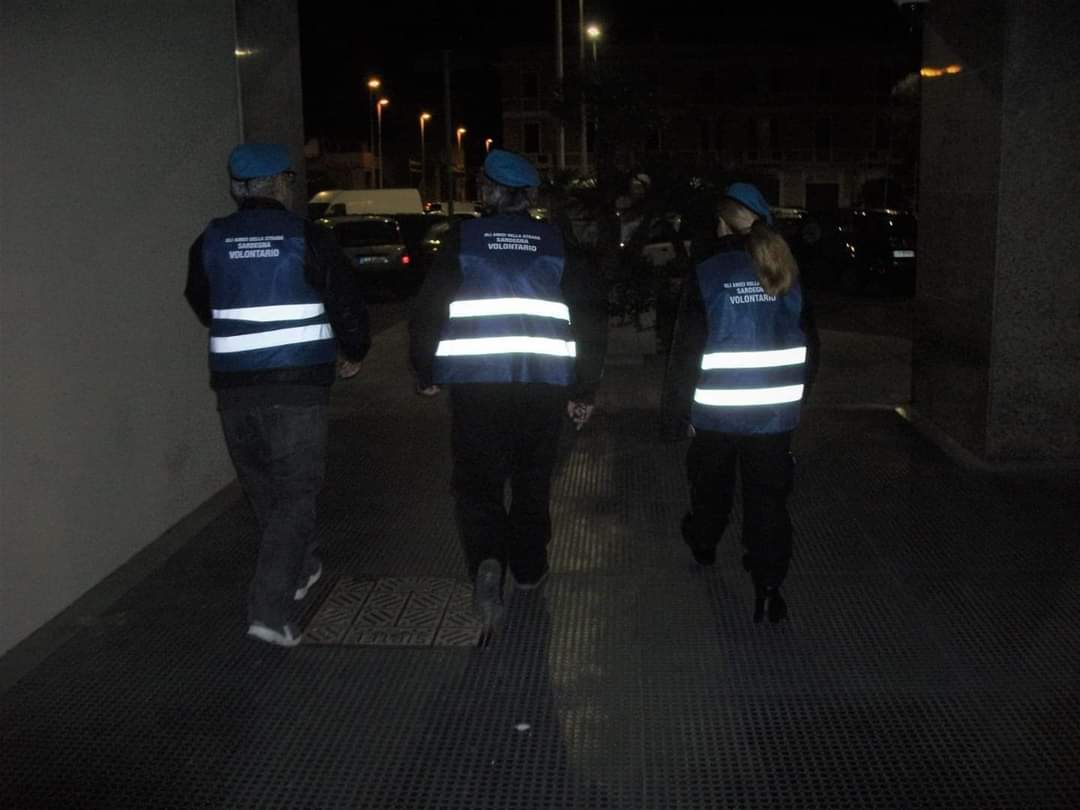 Cagliari, l’estate drammatica degli ultimi: “Cercano cibo nei mastelli e omogeneizzati per i figli”