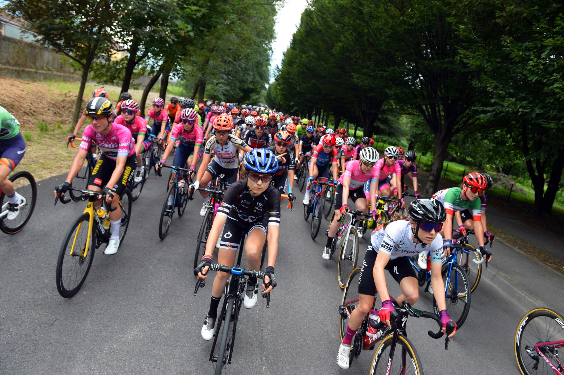 In bici dalle Saline al Poetto, al via la prima tappa del “Giro Donne”: “Grande occasione per Cagliari”