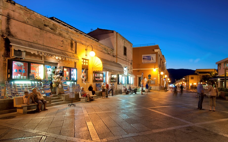 Villasimius, vietato circolare in costume da bagno in centro e acquistare fiori dai venditori abusivi